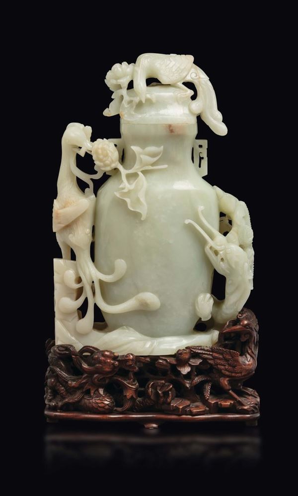 Grande vaso in giada bianca Celadon con coperchio con animali a rilievo su stand in legno finemente lavorato, Cina, Dinastia Qing, XIX secolo