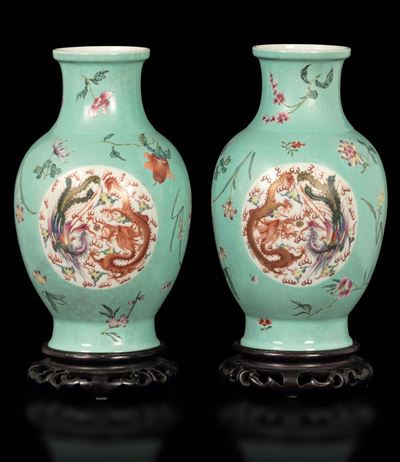 Coppia di Vasi in Porcellana a Fondo Turchese con Riserve Raffiguranti Fenice e Dragone, Cina, Re...