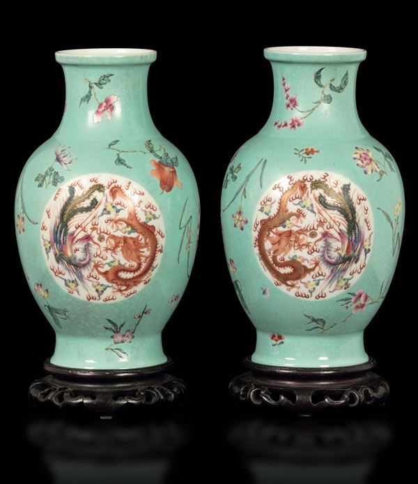 Coppia di vasi in porcellana a fondo turchese con riserve raffiguranti fenice e dragone, Cina, Repubblica, XX secolo