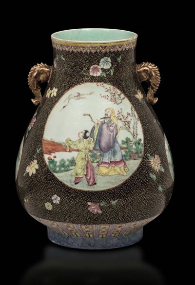 Vaso in Porcellana a Smalti Policromi a Doppia Ansa con Riserve Raffiguranti Attendenti e Fanciul...