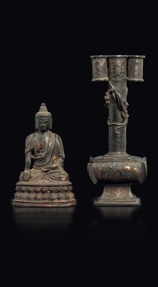 Lotto composto da un vaso con tre bocche in bronzo con pennellate d'oro ed un Buddha in bronzo con tracce di lacca e doratura, Cina, Dinastia Ming, XVII secolo