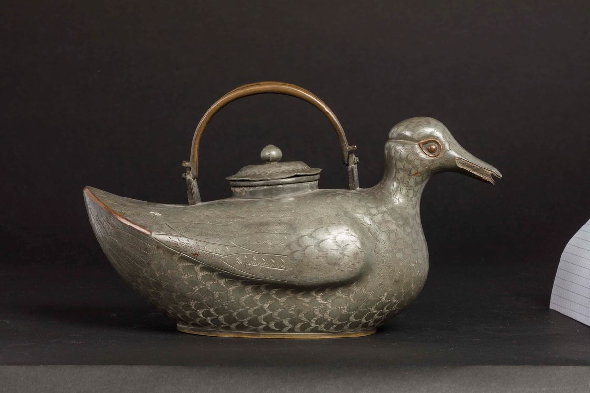 Teiera in Peltro a Guisa D'anatra, Cina, Dinastia Qing, XIX Secolo