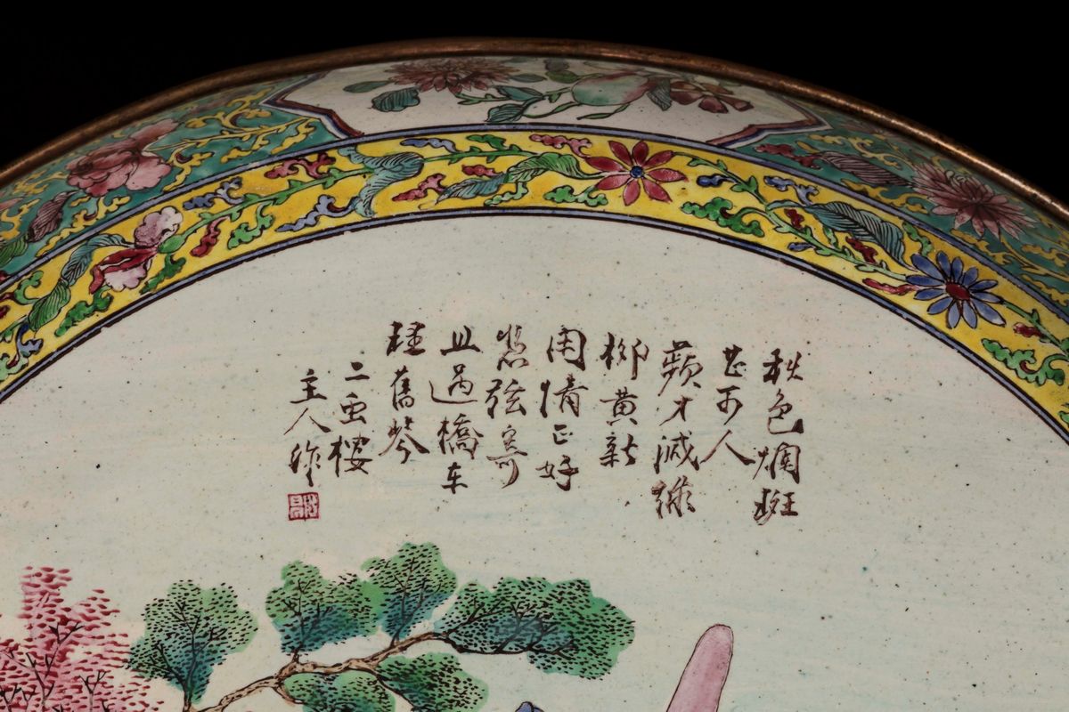 Coppia di Piatti in Smalto Raffiguranti Attendente con Fanciullo ed Iscrizioni, Cina, Dinastia Qi...
