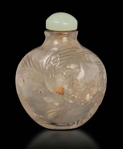 Snuff Bottle in Cristallo di Rocca Raffigurante Rapace con Tappo in Giada, Cina, Dinastia Qing, X...