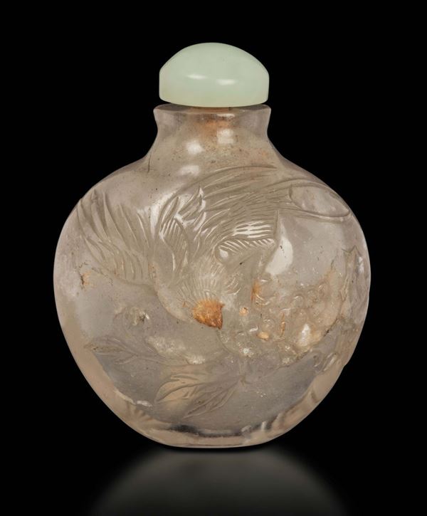 Snuff bottle in cristallo di rocca raffigurante rapace con tappo in giada, Cina, Dinastia Qing, XIX secolo