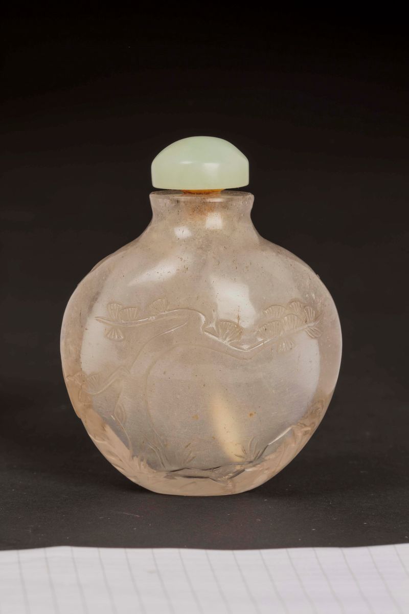 Snuff Bottle in Cristallo di Rocca Raffigurante Rapace con Tappo in Giada, Cina, Dinastia Qing, X...