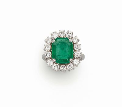 Anello con Smeraldo Colombia e Diamanti a Contorno