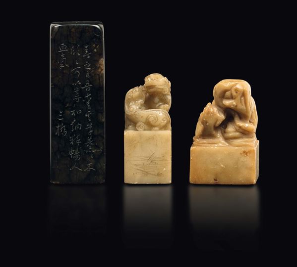 Tre diversi sigilli in saponaria, uno con iscrizioni, uno con cani di Pho ed uno con montagna, Cina, Dinastia Qing, XVIII/XIX secolo