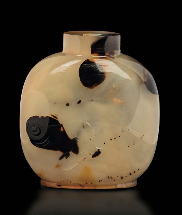 Snuff bottle in agata muschiata con immagini di pesci, Cina, Dinastia Qing, XIX secolo