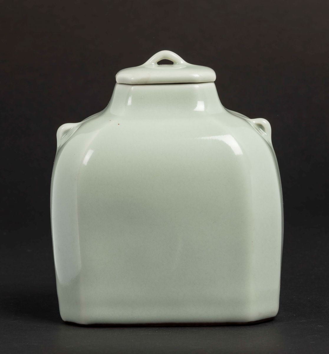 Vasetto con Coperchio a Pianta Rettangolare in Porcellana Celadon, Cina, Dinastia Qing, Marca e d...
