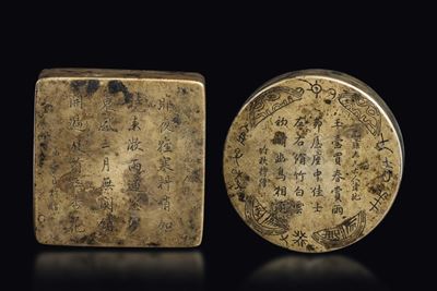Due Scatole in Bronzo Dorato di Forma Diversa con Iscrizioni, Cina, Dinastia Qing, XIX Secolo