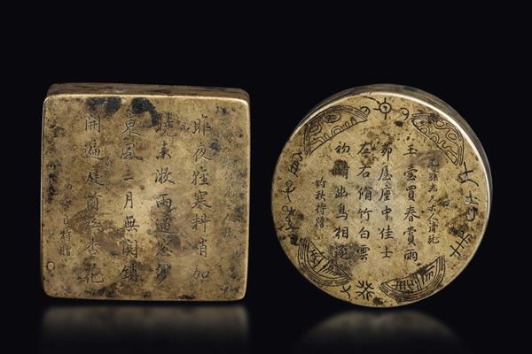 Due scatole in bronzo dorato di forma diversa con iscrizioni, Cina, Dinastia Qing, XIX secolo