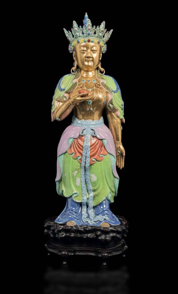 Grande figura di Guanyin incoronata in porcellana a smalti policromi con coppetta in mano, Cina, Dinastia  [..]