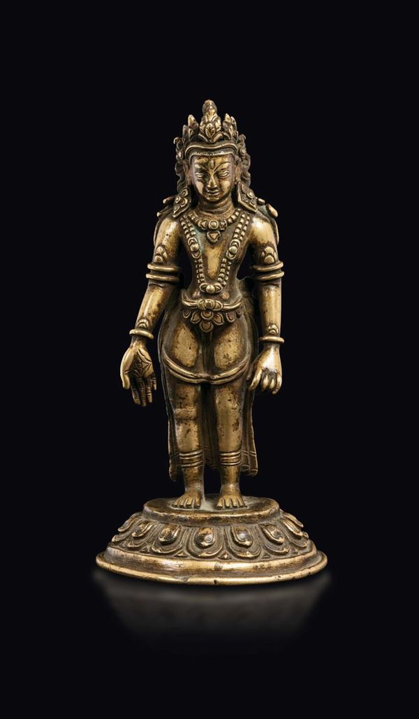 Figura di Bodhisattva in bronzo dorato eretto su fiore di loto, Nepal, XV secolo