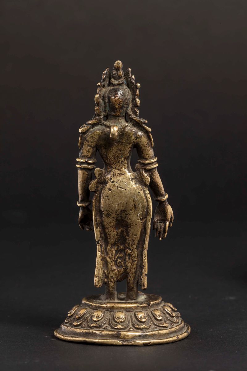Figura di Bodhisattva in Bronzo Dorato Eretto su Fiore di Loto, Nepal, XV Secolo