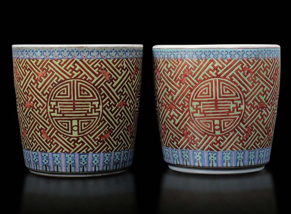 Due cachepots simili in porcellana a smalti policromi con decoro geometrico e con pipistrelli rossi, Cina, Dinastia Qing, XIX secolo