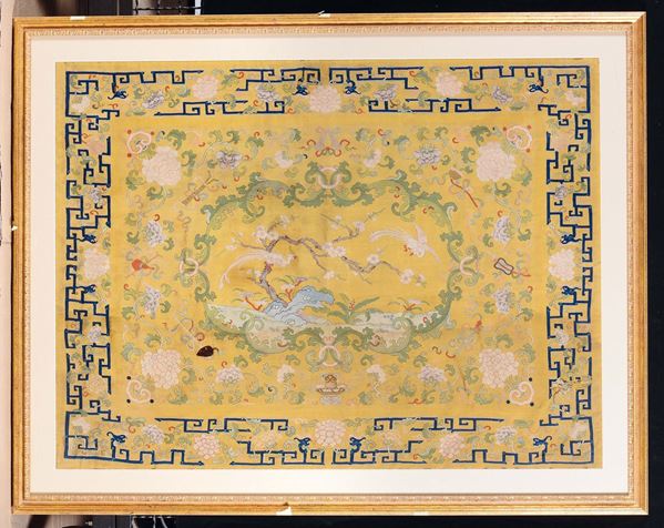 Federa per cuscino Kesi di manifattura Imperiale a fondo giallo con uccelli e fiori, Cina, Dinastia Qing, epoca Yongzheng (1723-1735)