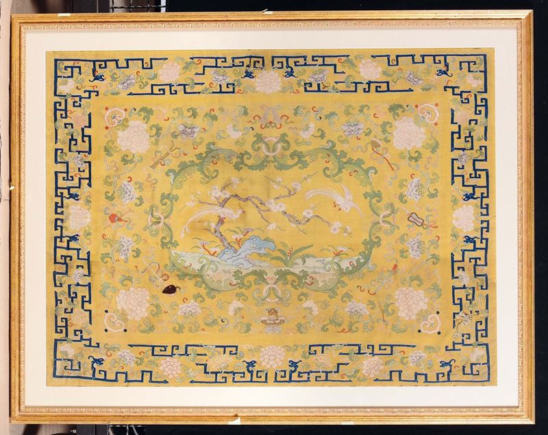 Federa per cuscino Kesi di manifattura Imperiale a fondo giallo con uccelli e fiori, Cina, Dinastia Qing, epoca Yongzheng (1723-1735)  - Asta Fine Chinese Works of Art - Cambi Casa d'Aste