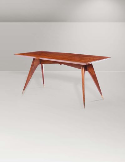 Tavolo in Legno con Dettagli in Ottone.