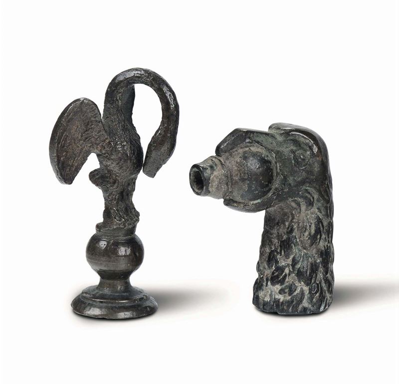 Lotto composto da un bocchettone di fontana e un finale in foggia di Pellicano Cristico, XV-XVI secolo  - Asta Antiquariato - II - Cambi Casa d'Aste