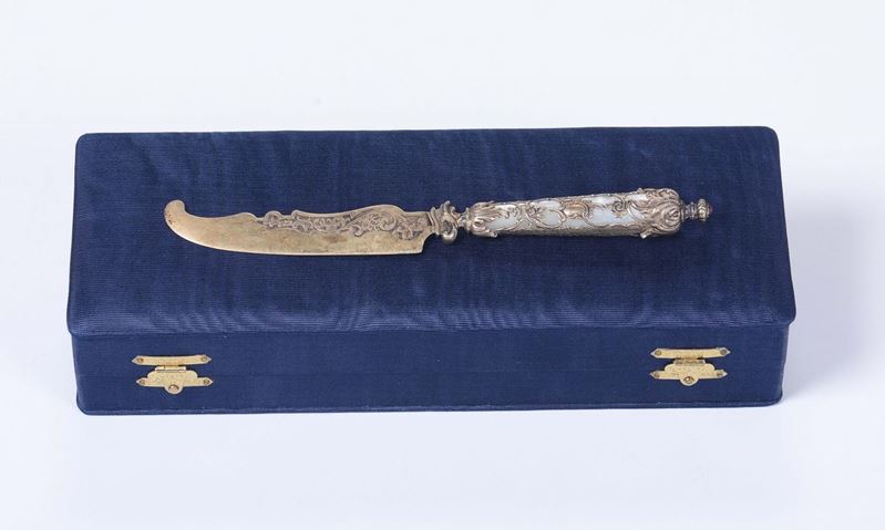 Piccolo tagliacarte in argento vermeille da signora, manico montato con madreperla, Germania XIX secolo  - Asta Antiquariato - II - Cambi Casa d'Aste