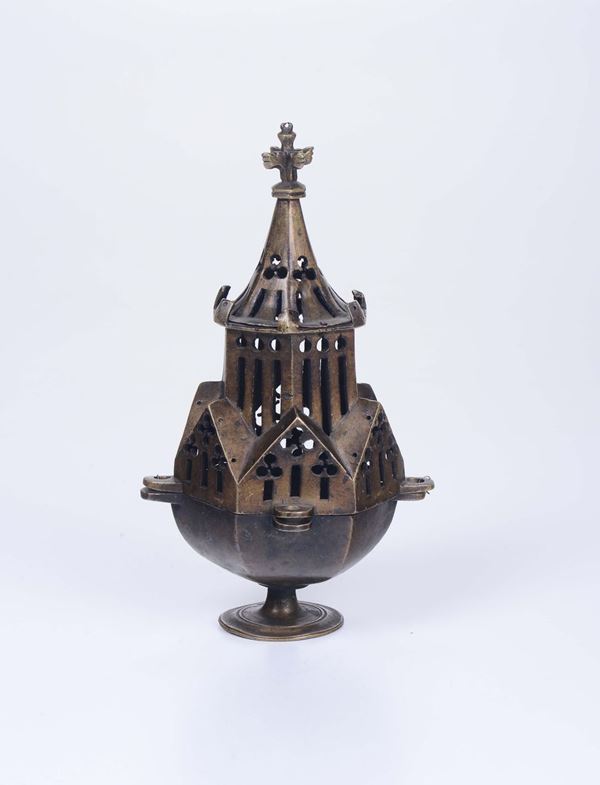 Turibolo a foggia architettonica, bronzo fuso, traforato e inciso. Arte tardo gotica del XVI secolo