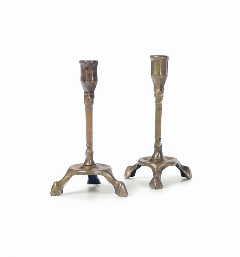 Coppia di candelieri gotici, bronzo fuso e inciso, fonditore d'oltralpe del XV - XVI secolo  - Auction Sculture Timed Auction - Cambi Casa d'Aste