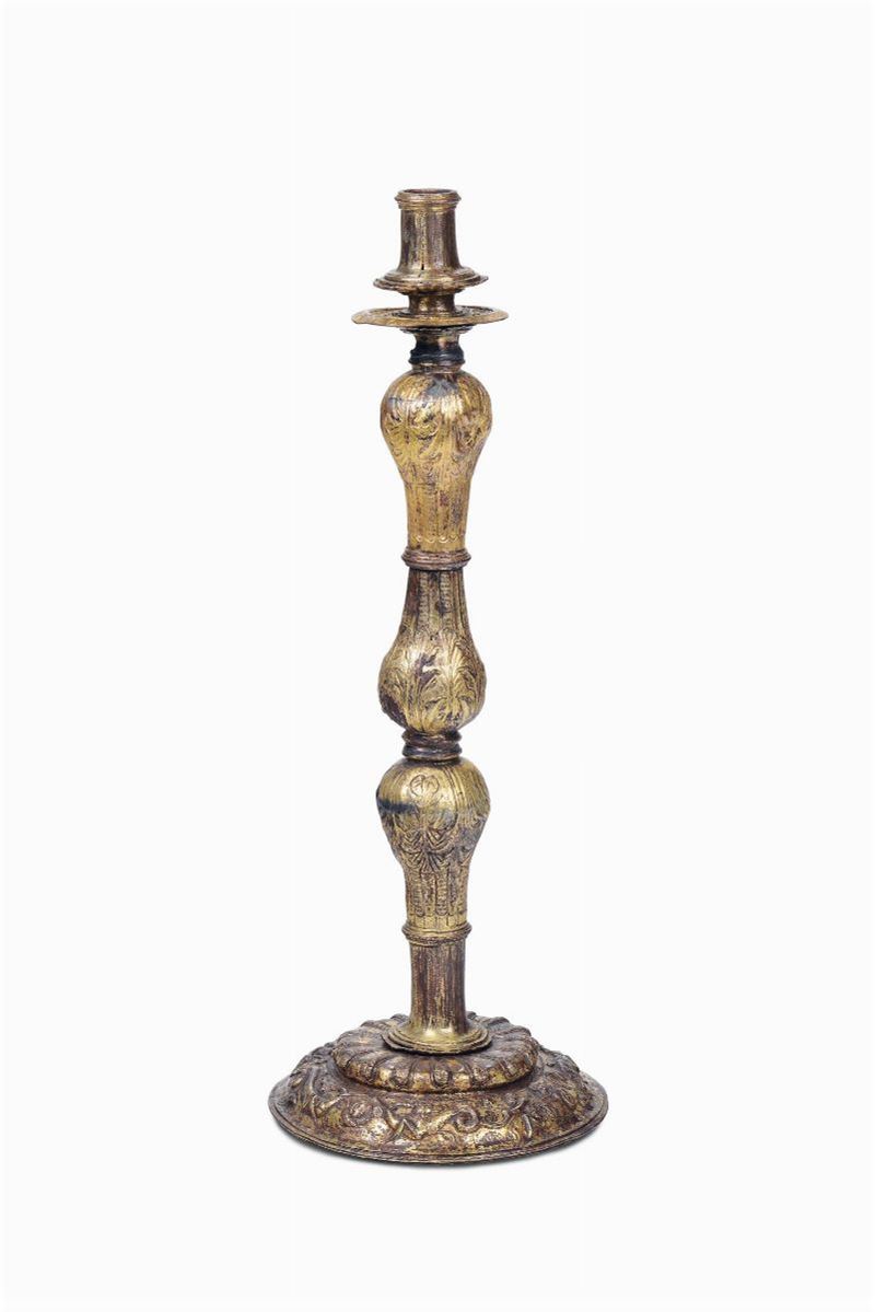 Grande candeliere in bronzo dorato, inciso e sbalzato, Spagna o Portogallo, XVI secolo  - Asta Antiquariato - II - Cambi Casa d'Aste
