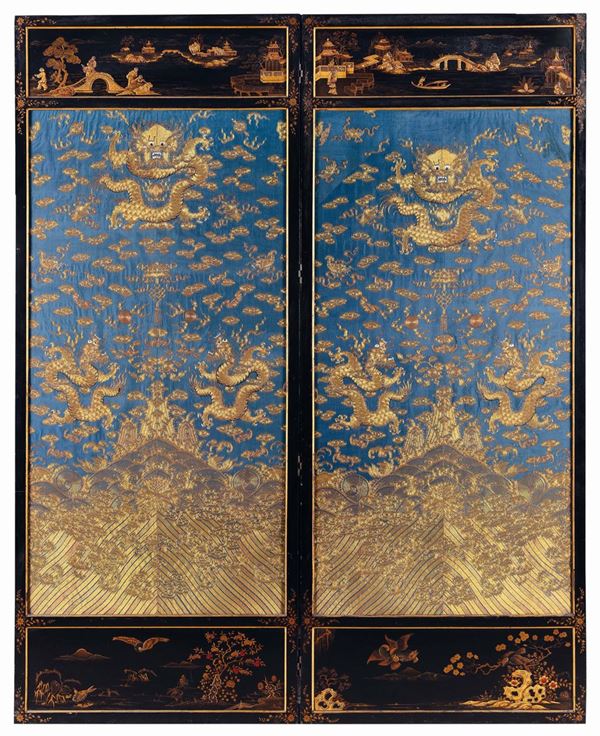 Paravento in legno laccato con due tessuti in seta a fondo blu con raffigurazioni di draghi con ricamo a filo dorato, Cina, Dinastia Qing, epoca Qianlong (1736-1795)
