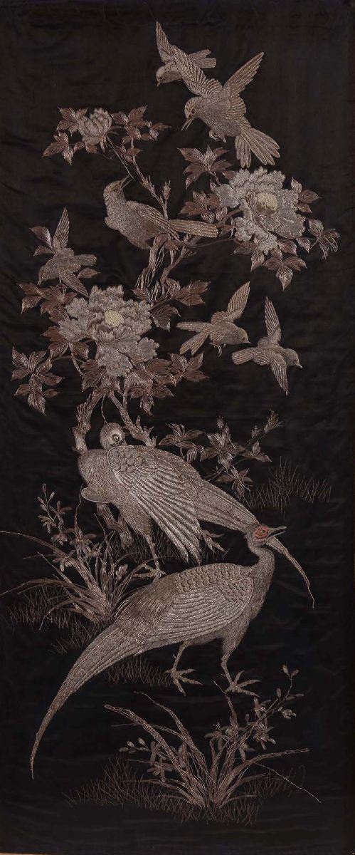 Due pannelli con tessuti incorniciati a fondo nero con ricamo in filo d'argento con uccelli e fiori, Giappone, XIX secolo