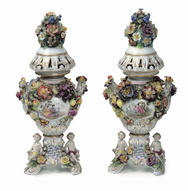 Coppia di bruciaprofumi in porcellana policroma, Germania XIX secolo