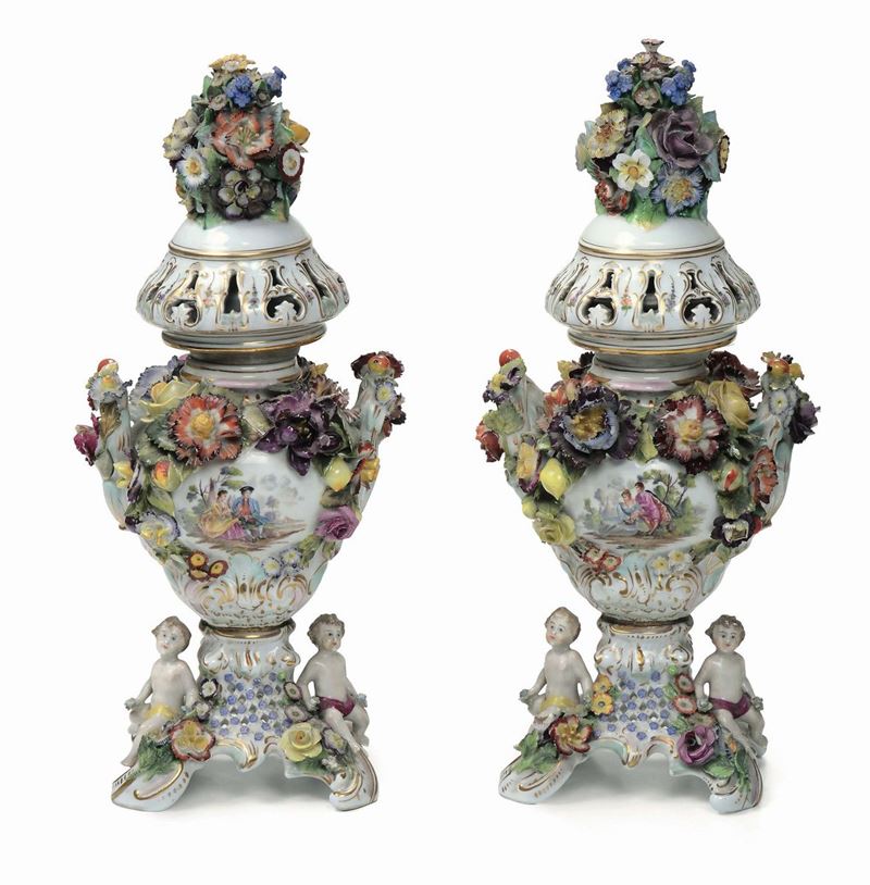 Coppia di bruciaprofumi in porcellana policroma, Germania XIX secolo  - Asta Asta a Tempo Antiquariato - Cambi Casa d'Aste