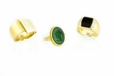 Lotto Composto da un Anello con Galalite, un Anello con Agata Verde Incisa ed un Anello con Onice...