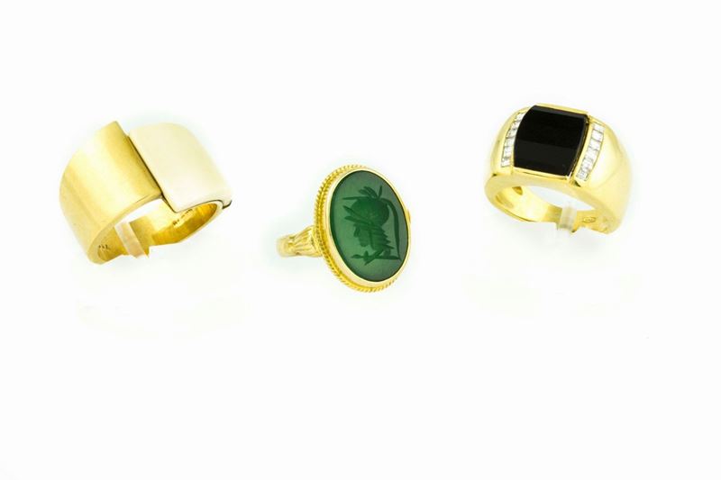 Lotto composto da un anello con galalite, un anello con agata verde incisa ed un anello con onice e diamanti  - Asta Gioielli - Asta Online - Cambi Casa d'Aste