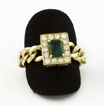 Anello con Smeraldo Zambia e Diamanti a Contorno. Danni