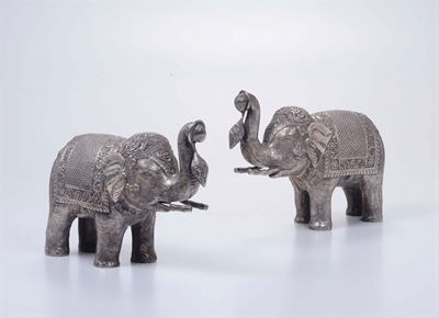 Coppia di Elefanti in Argento di Manifattura Orientale