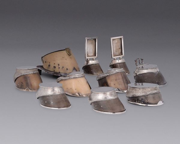 Dieci zoccoli montati a scatola, calamaio e porta foto con finiture in argento e metallo, Inghilterra XX secolo