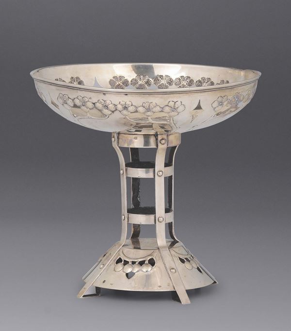 Centrotavola in argento sbalzato, traforato e cesellato, Austria XIX-XX secolo