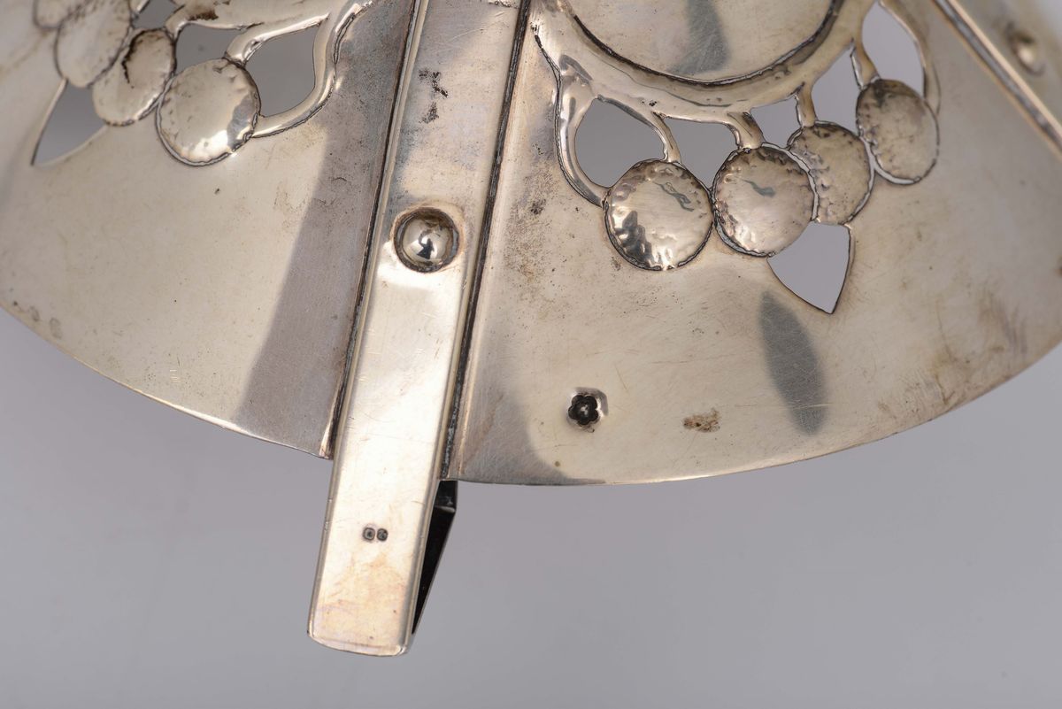 Centrotavola in Argento Sbalzato, Traforato e Cesellato, Austria XIX-XX Secolo
