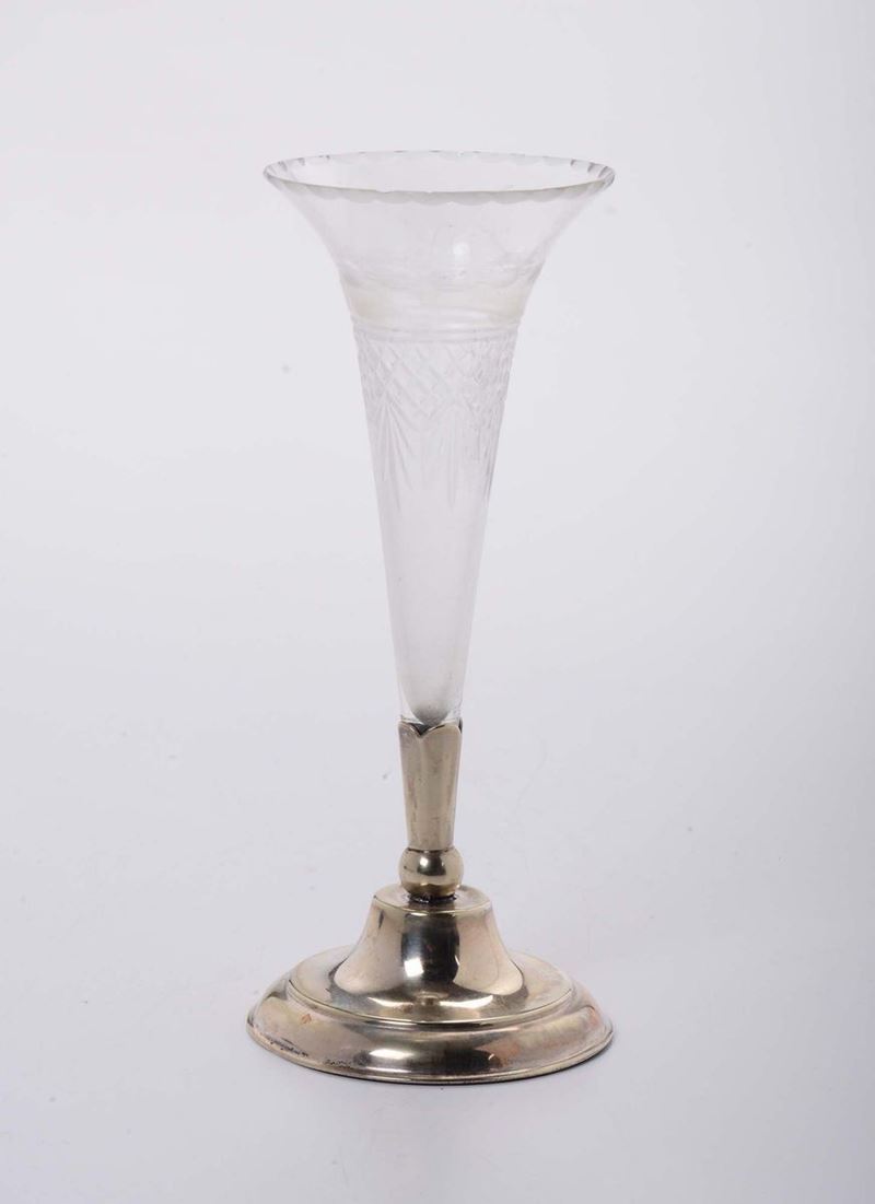 Vasetto in cristallo con base in metallo argentato, XX secolo  - Asta Argenti - Asta Online - Cambi Casa d'Aste