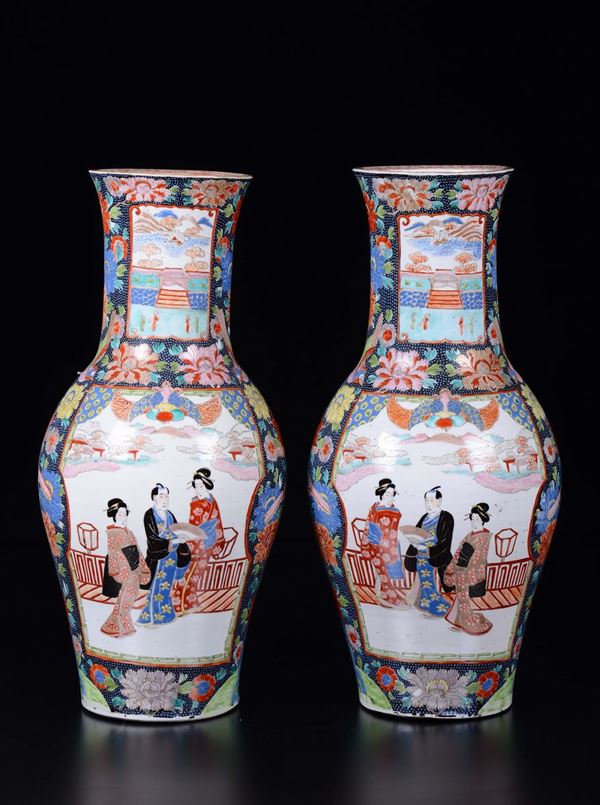 Coppia di vasi in porcellana a smalti policromi con Geishe e dignitari entro riserve sorretti da alzate in legno con base in marmo, Giappone, XIX secolo
