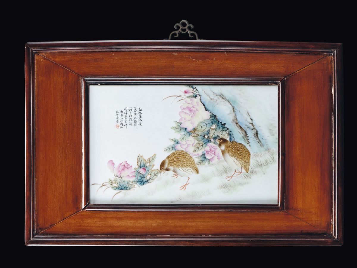 Quattro Placche in Porcellana a Smalti Policromi con Uccellini ed Iscrizioni, Cina, Dinastia Qing...