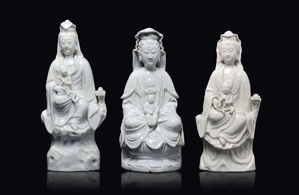 Lotto di tre Guanyin in porcellana Blanc de Chine, Cina, Dinastia Qing, XVIII/XIX secolo