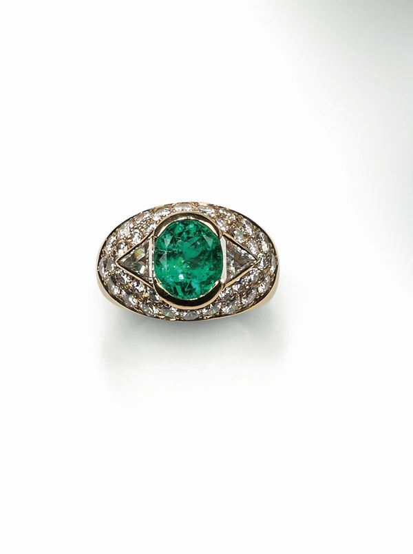 Anello con smeraldo centrale taglio ovale con pavé di diamanti e due diamanti taglio triangolare