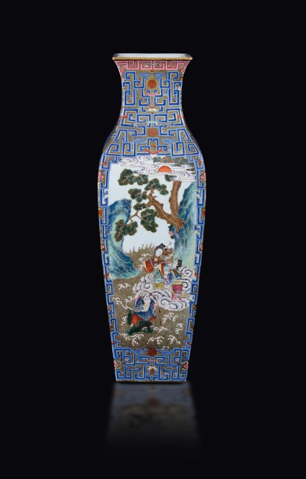 Vaso in porcellana a smalti policromi con scene fantastiche con saggi e Guanyin entro riserve, Cina, Dinastia Qing, epoca Daoguang (1821-1850)