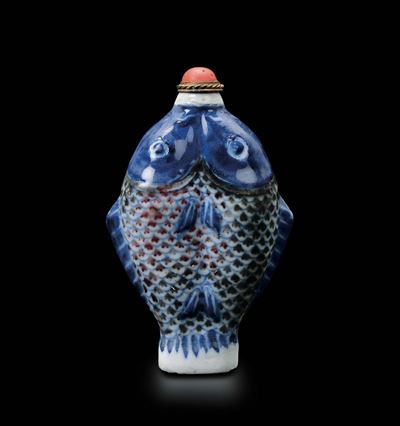 Snuff Bottle in Porcellana a Doppia Carpa, Cina, Dinastia Qing, XIX Secolo