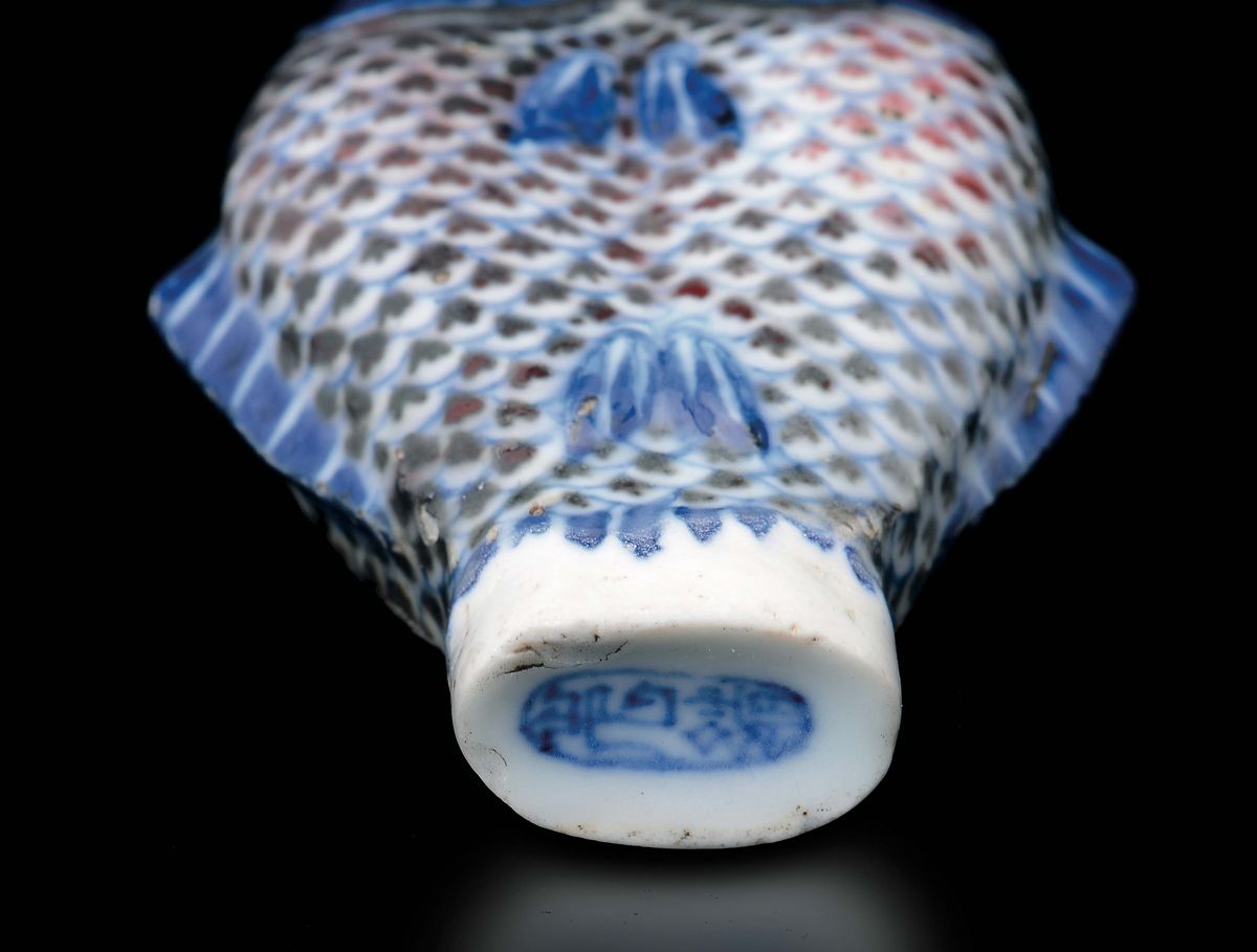 Snuff Bottle in Porcellana a Doppia Carpa, Cina, Dinastia Qing, XIX Secolo
