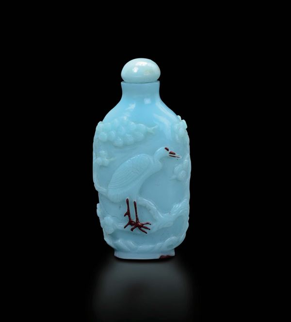 Snuff bottle in vetro color turchese con gru, Cina, XX secolo