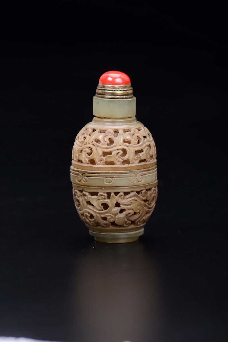 Snuff Bottle in Giada Bianca Celadon Traforata a Doppio Corpo, Cina, Dinastia Qing, XIX Secolo