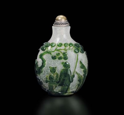 Snuff Bottle in Vetro Inciso con Personaggi e Fiore di Loto, Cina, Dinastia Qing, XIX Secolo